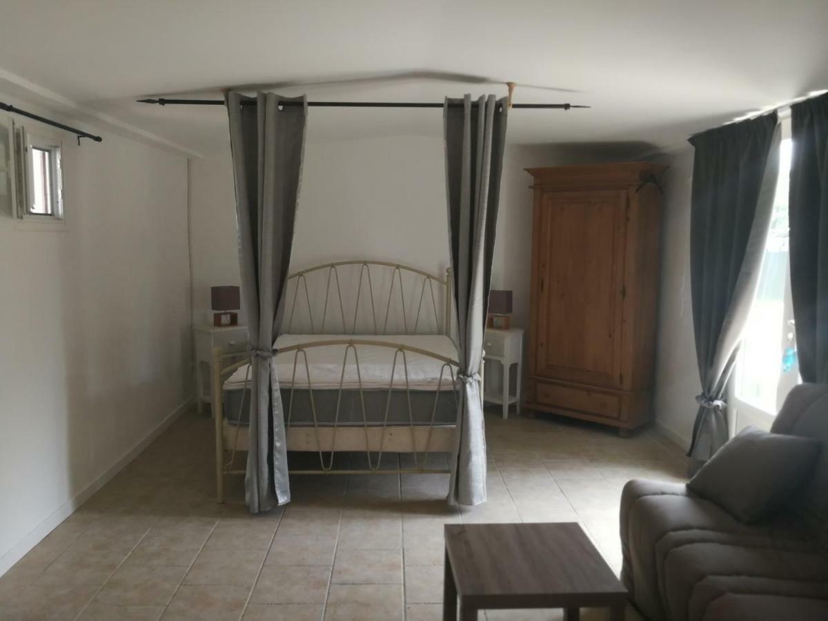 Mas Des Gardies Saint-Julien-de-Peyrolas Экстерьер фото